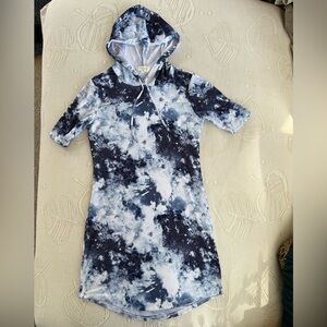 Tie-Dye Hooded Ribbed Knit Dress in Navy and White